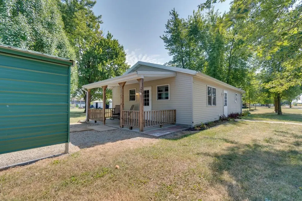 Pet-friendly Home ~ 9 Mi to Effingham nr I-exit!