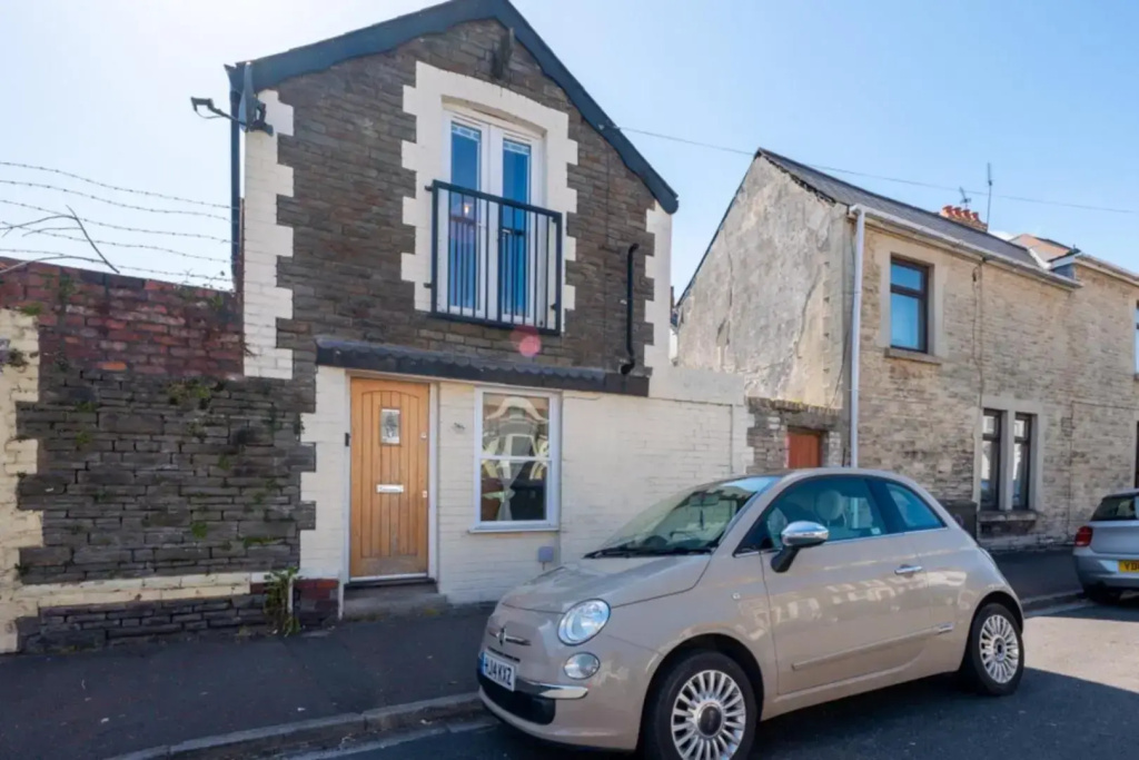 The Coach House Roath - Short Let Cardiff - DYZYN Living - Albany Road