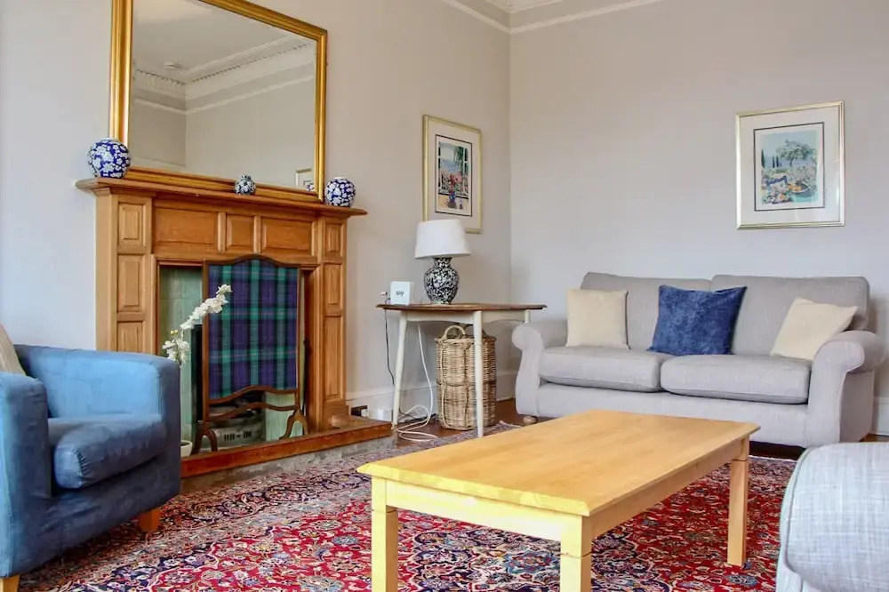 3 Bedroom Flat In Edinburghs New Town
