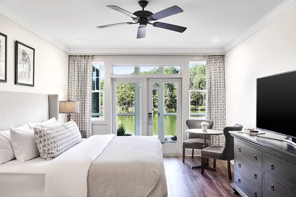 Deluxe room with balcony and with lake view