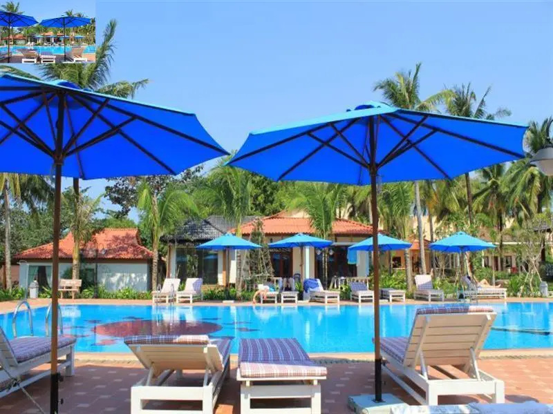 Deluxe room with pool view