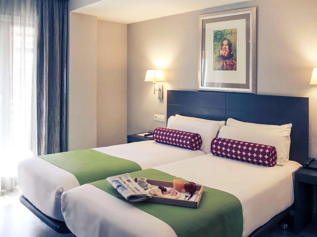Mercure Madrid Centro Room Type - Room with queen-size bed