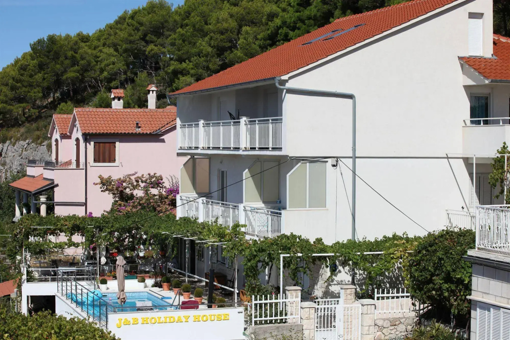 J & B Holiday House