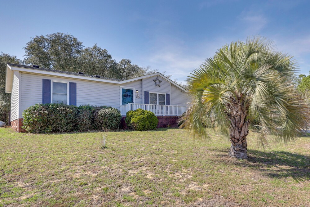 Nina's Beach Retreat: ~ 1 Mi to Holden Beach!