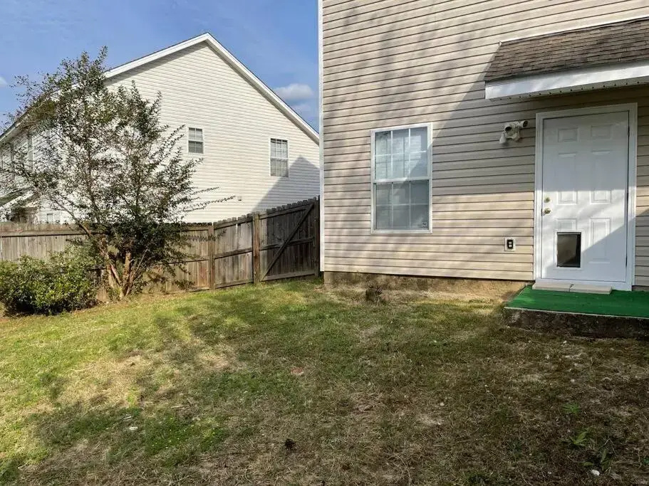 Cheerful 3-bedrooms with free parking on premises