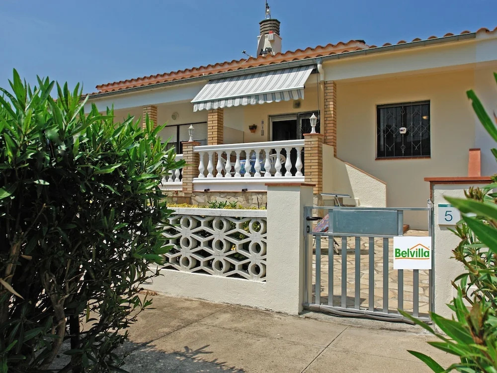 Delightul Holiday Home in St Pere Pescador With Terrace - фото 1