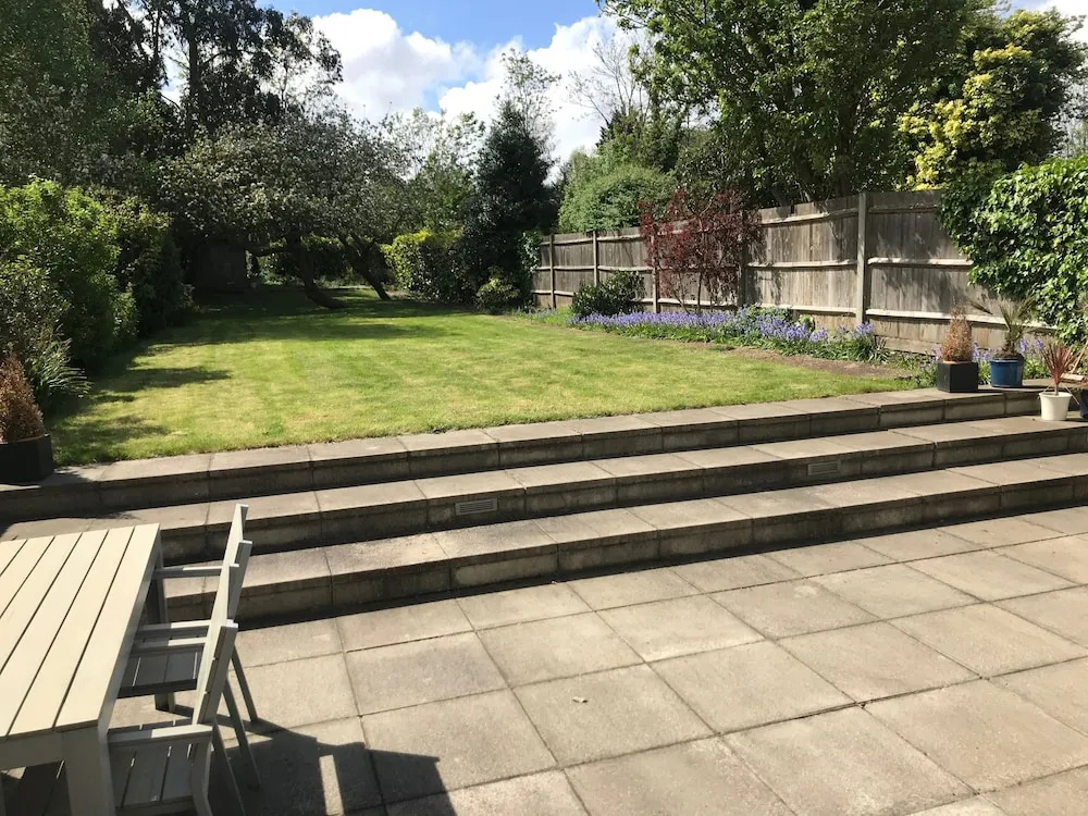Lovely 2 Bedroom Apartment With Stunning Kitchen on to Garden