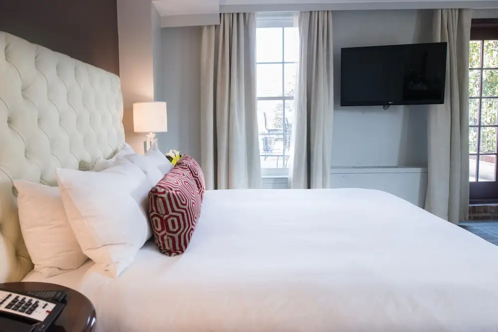 Deluxe Corner Double room (full double bed)