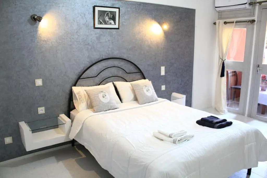 Deluxe Double room (full double bed)