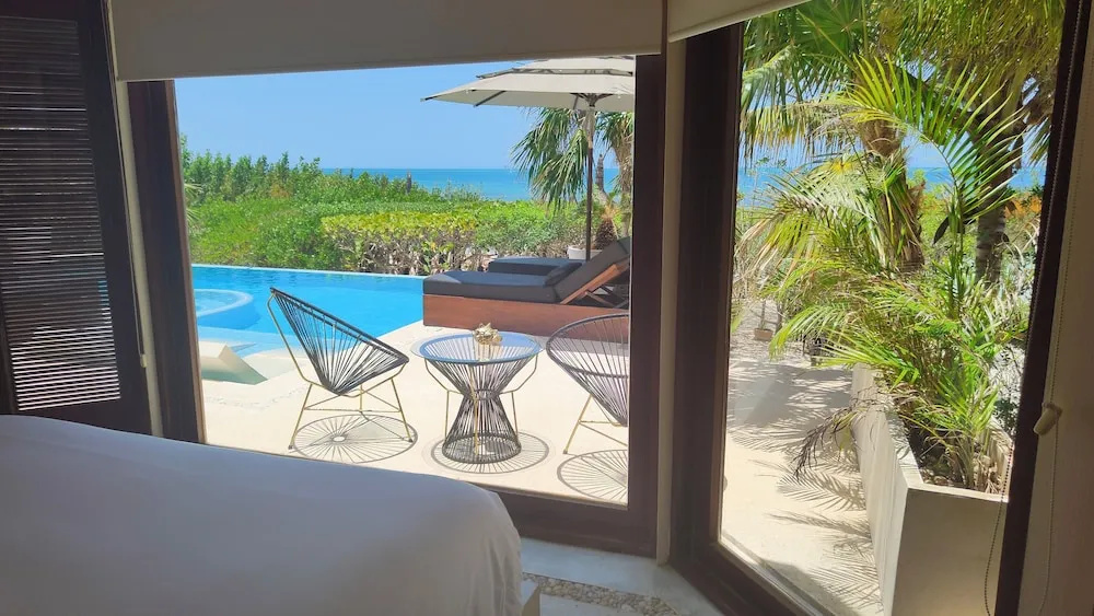 Deluxe Double room with pool view full double bed