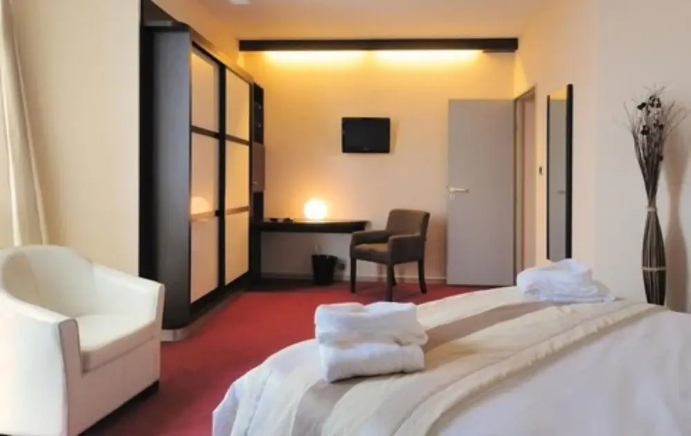 LE H - Hôtel & Restaurant - Chambres