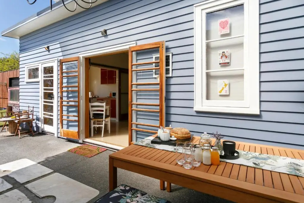 Studio Cottage - Walk to the Lake & Town
