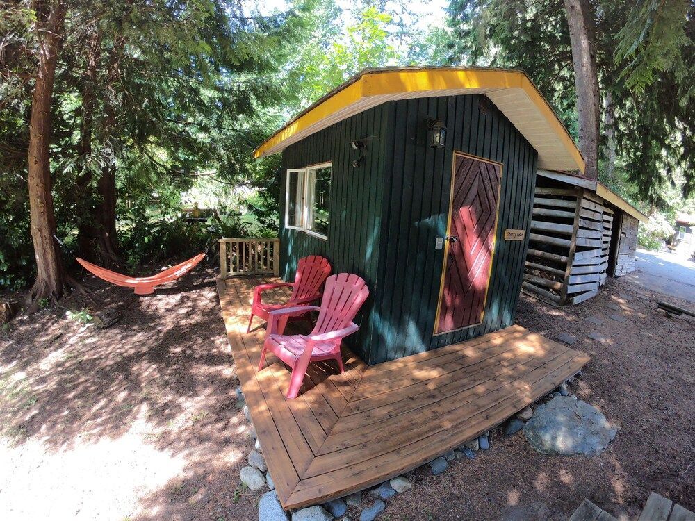 Up The Creek Backpacker's Lodge