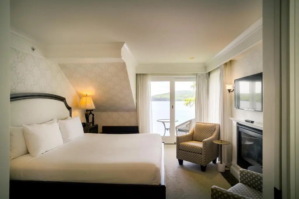 Standard room with lake view