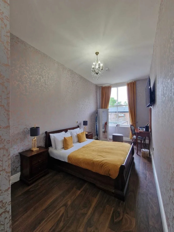 Luxury Double room (full double bed)
