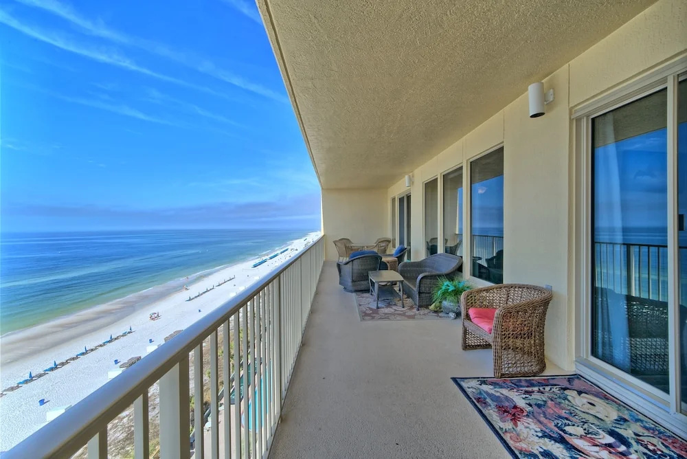Marvelous Condo with Beachside Pool and Free Poolside WiFi - Unit 0902 by RedAwning