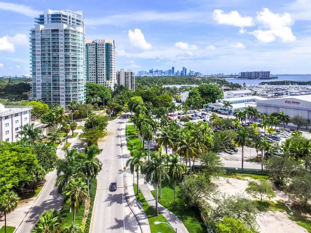 Bayshore Chic Apartment with Marina View