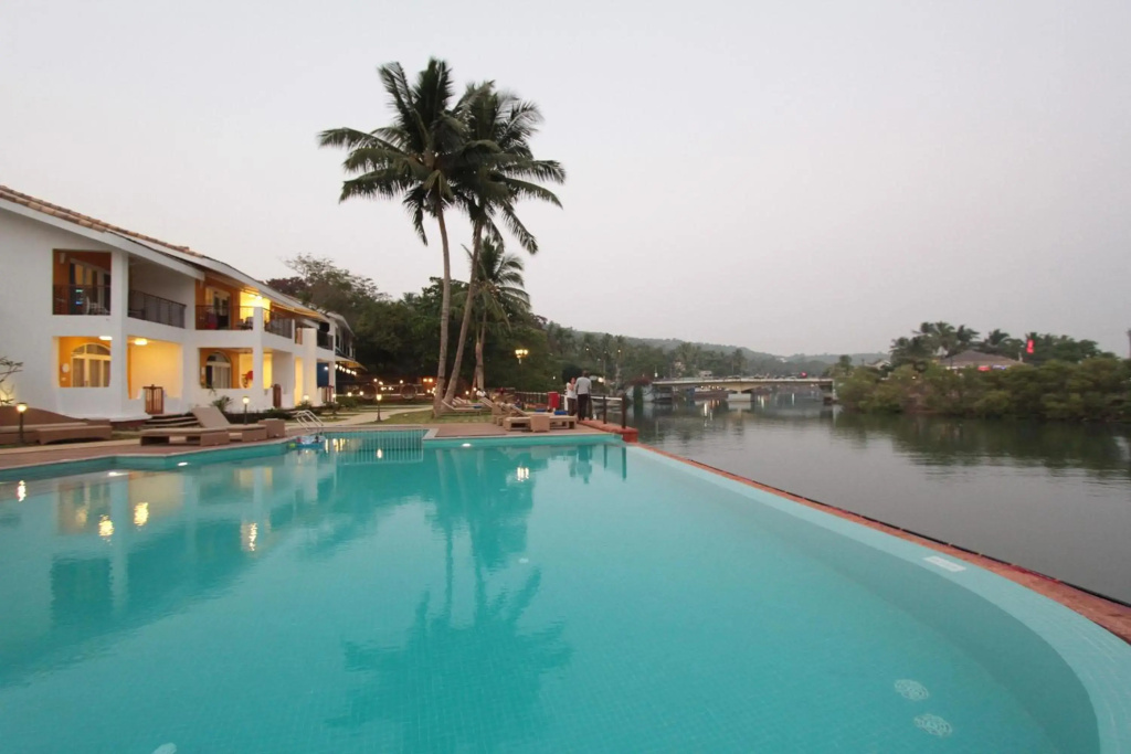 Acron Waterfront Resort - фото 15
