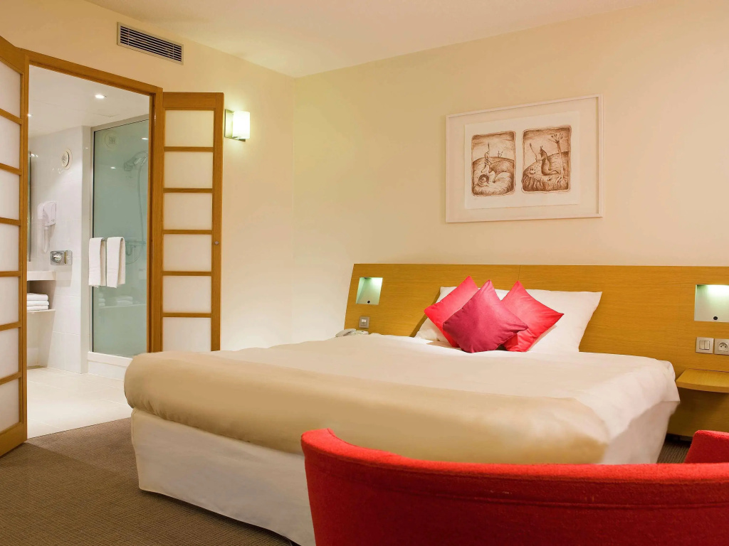 Отель Novotel Paris La Défense Esplanade в Курбевуе