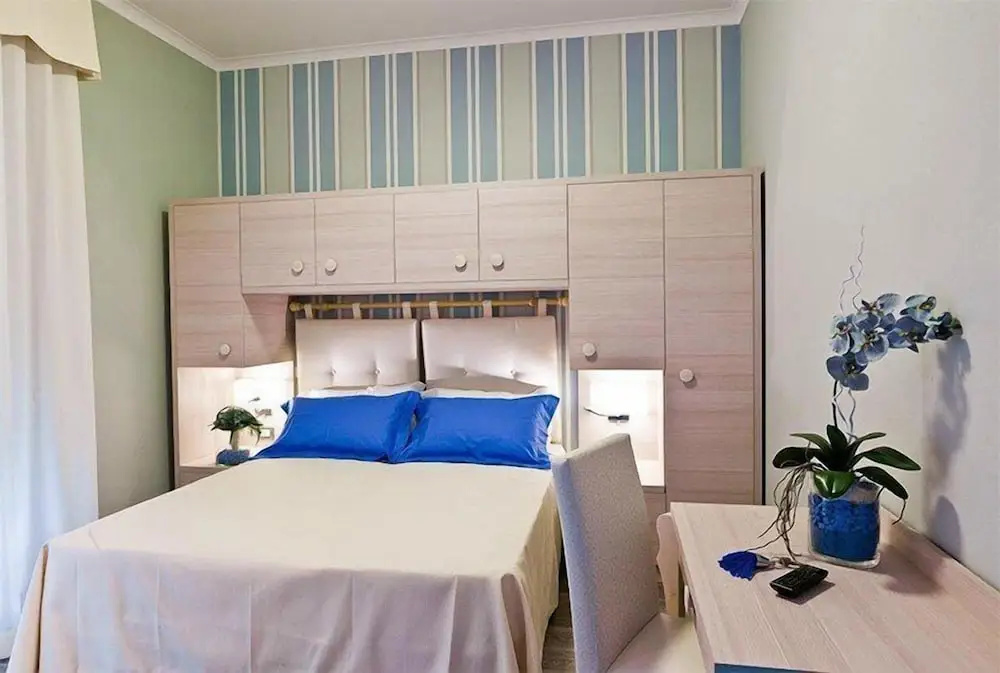 Deluxe Double room (full double bed)
