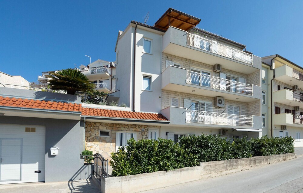 Отель Beautiful Apartment in Podstrana With Wifi and 2 Bedrooms, фото 1