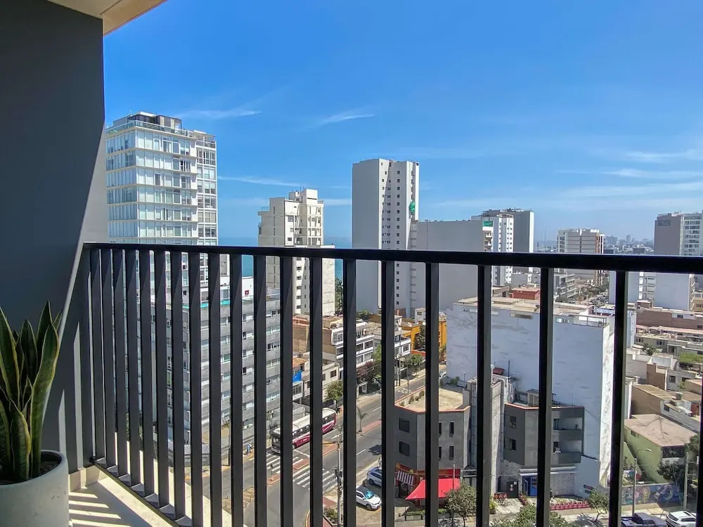 w Amazing 2BR w Balcony View in Miraflores