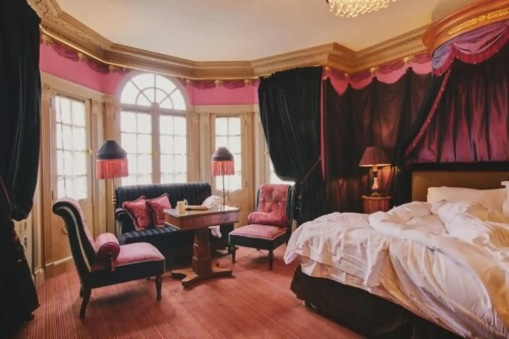 L'Hotel 36