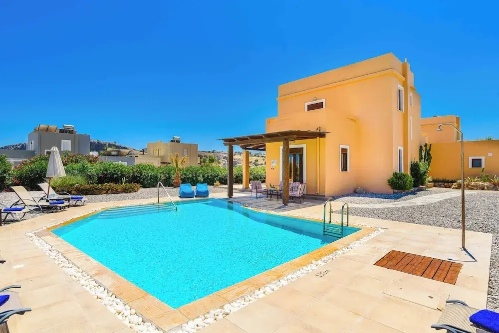 5 Bedrooms Villa