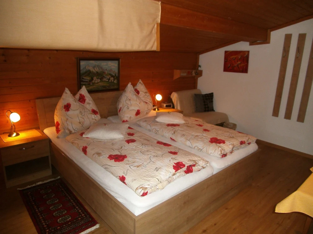 標準雙人房，設有露台及大床