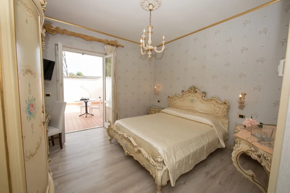 Deluxe Double room (full double bed)