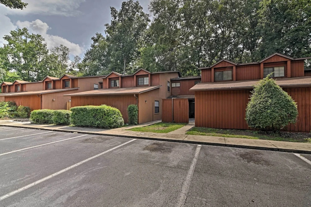 3 Mi to UF: Townhome w/ Patio in Gainesville!