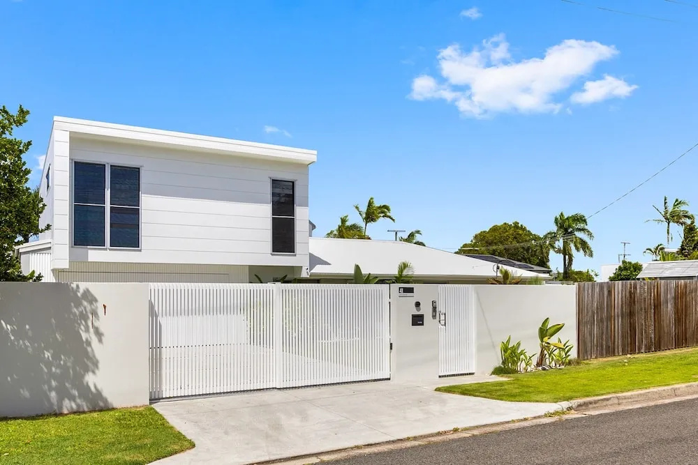 Spacious 4-bed Coastal Home With Pool