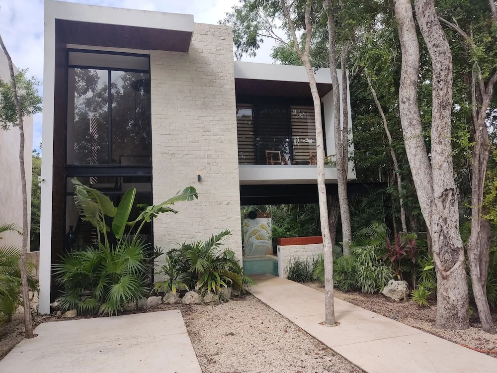 Magazine-worthy Villa Ponderosa with Private Pool & Gated Area