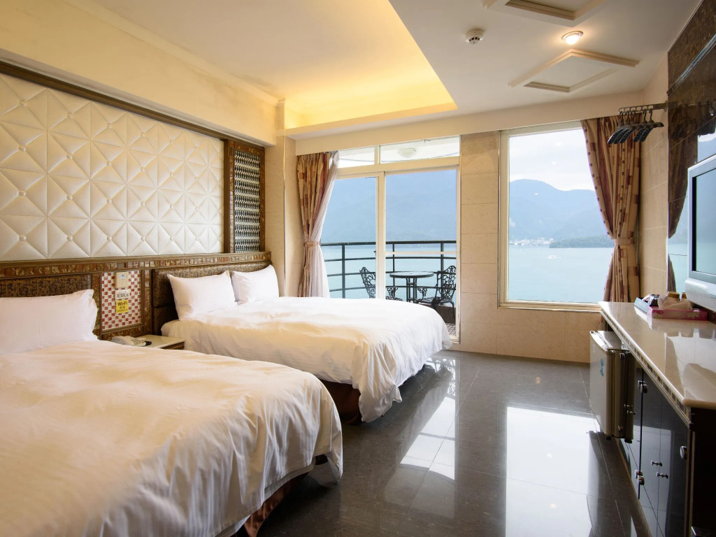 Standard Family room with lake view