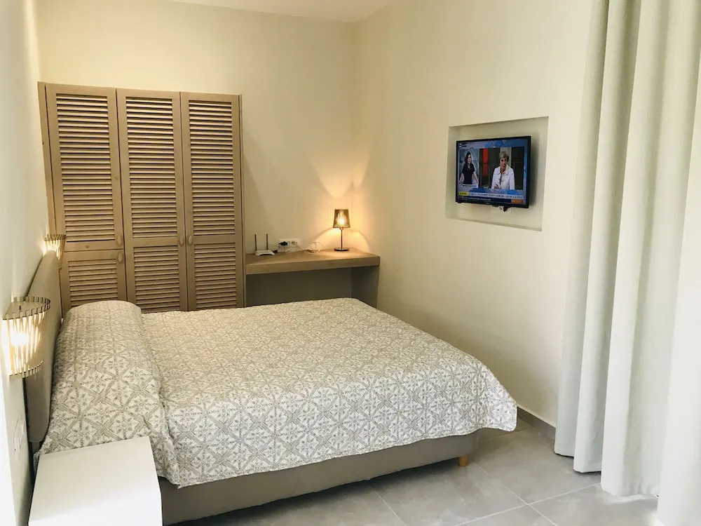 Deluxe Double Studio with courtyard view (full double bed)