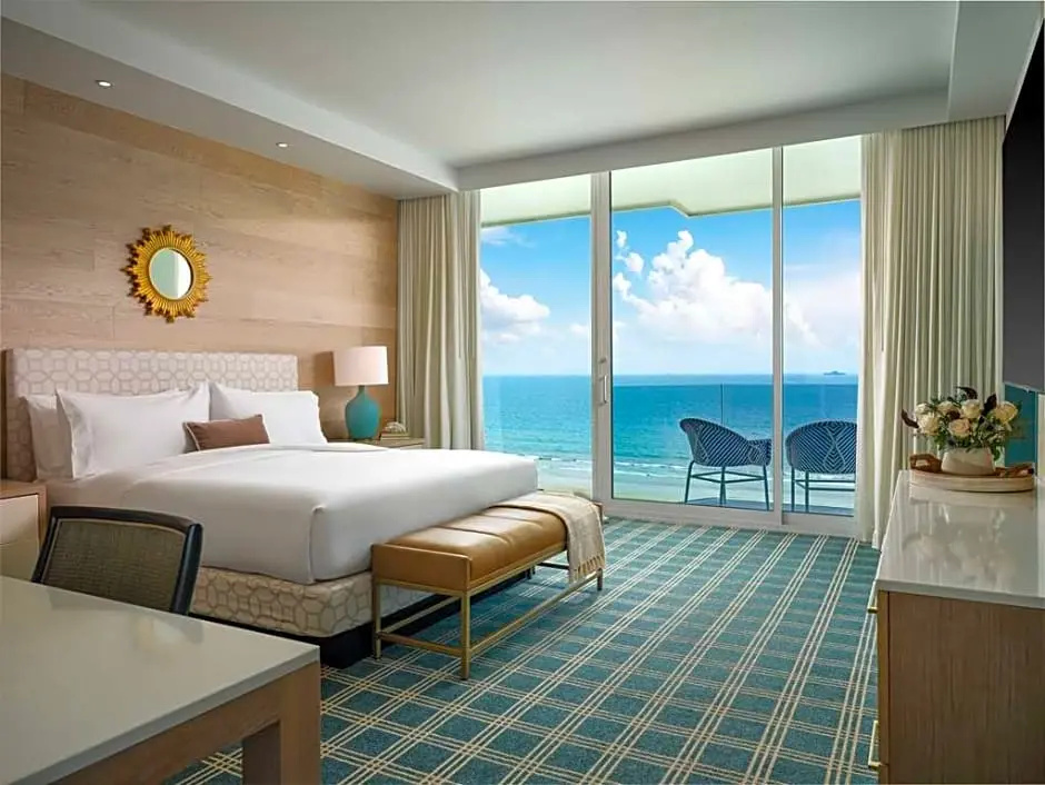 The Views Double Suite oceanfront (full double bed)