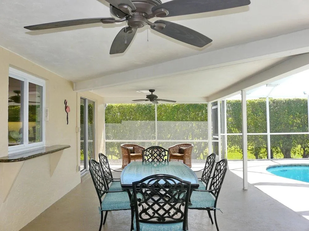 Centrally Located Pet-friendly Home With spa and Pool