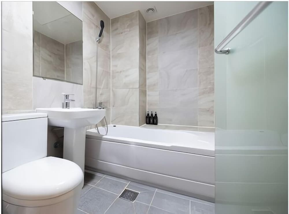 Deluxe Double room with city view (full double bed)