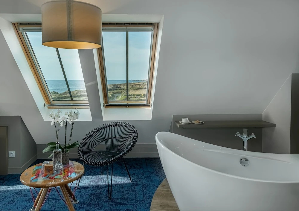Deluxe Double room with balcony and with ocean view (full double bed)