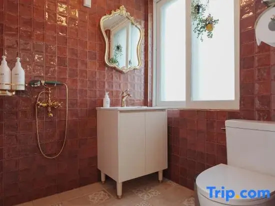 Bilingual Host (CN/KR) | Prime Seoul Location | Stylish Interior | Entire Floor to Yourself