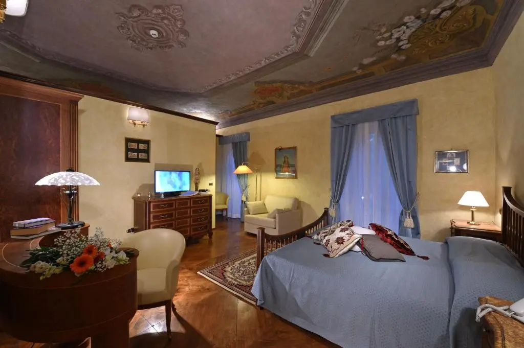 Deluxe Double room (full double bed)