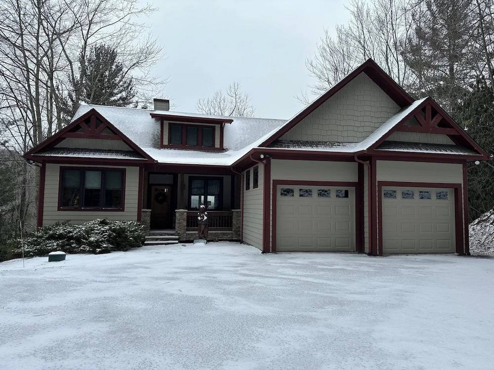 Lake Overlook High Elevation Home With Views and Game Room