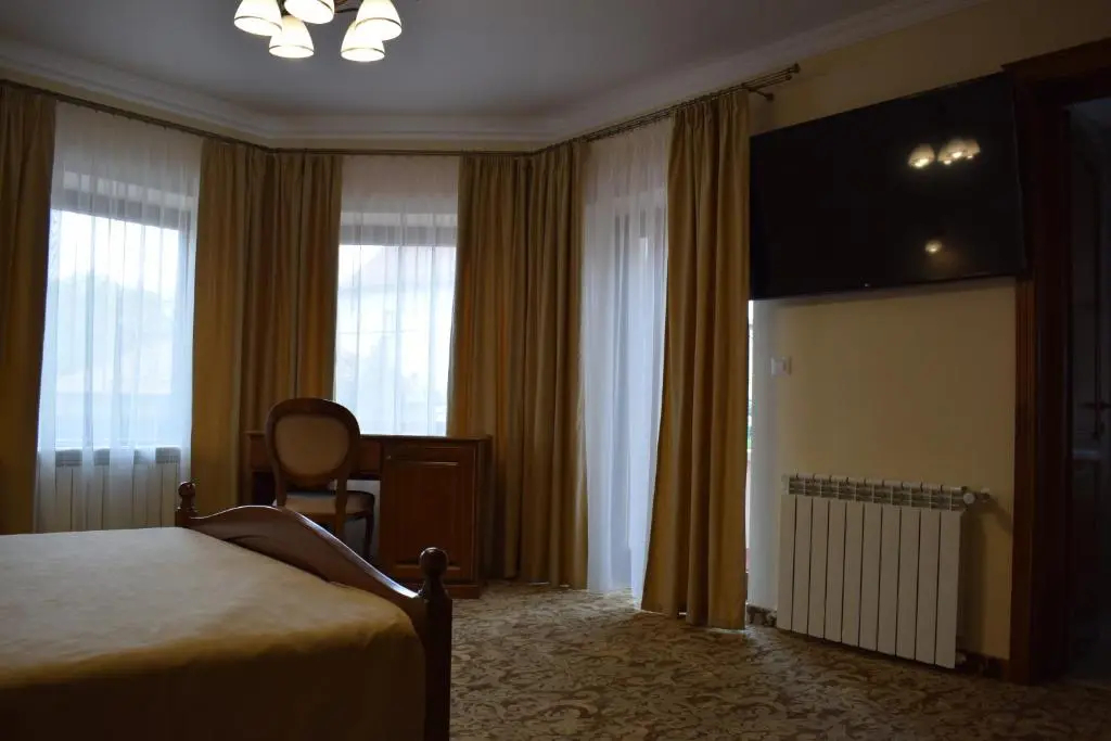 豪華雙人房，設有露台及大床