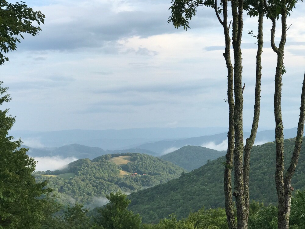 3 Mi to Beech Mtn: Treetop Cabin w/ Deck & Views