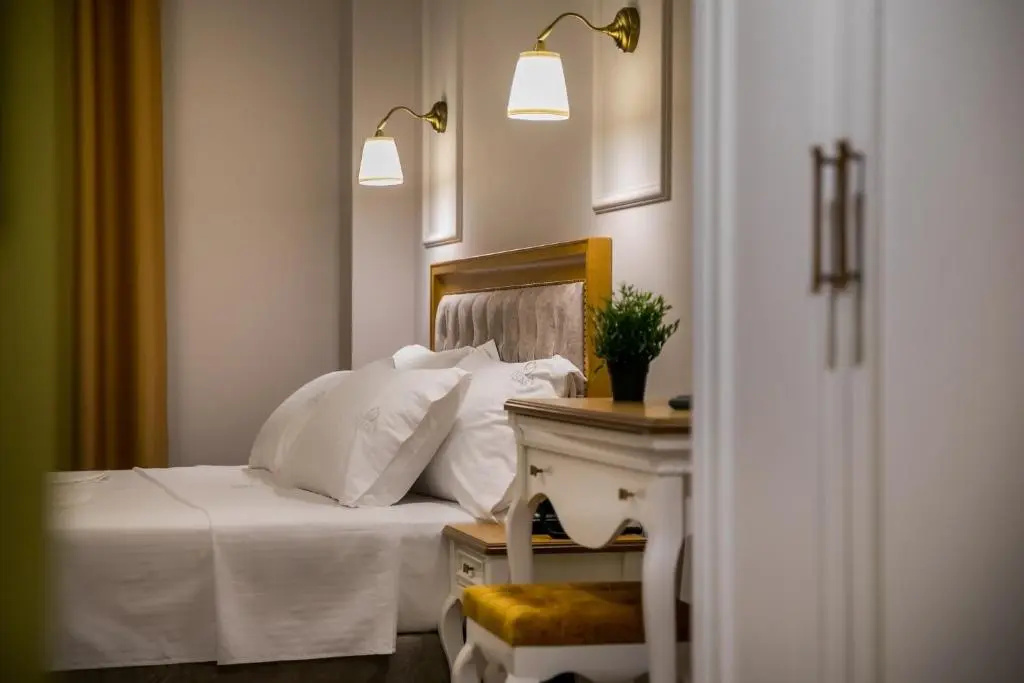 Deluxe Double room (full double bed)