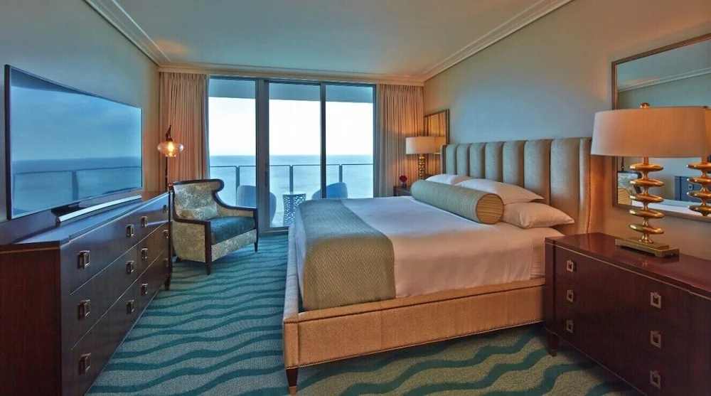 Suite with balcony and with bay view