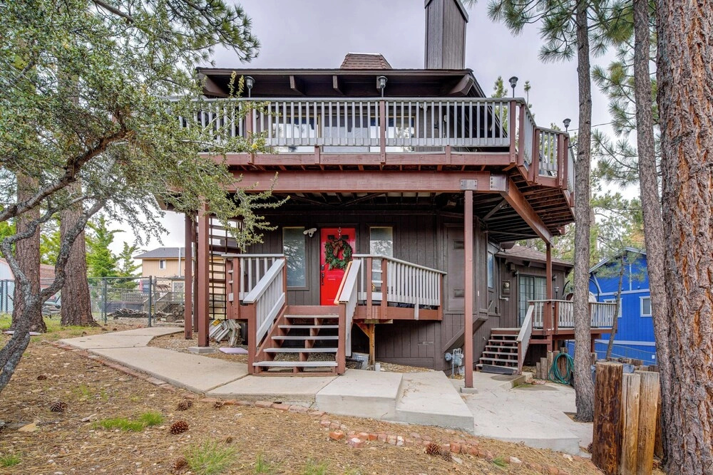 Big Bear Cabin w/ Hot Tub < 3 Mi to Skiing!