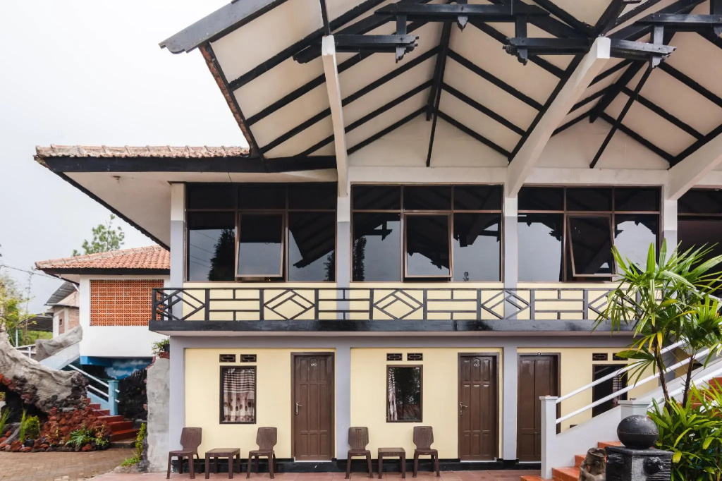 OYO 1852 Intan Bromo Homestay