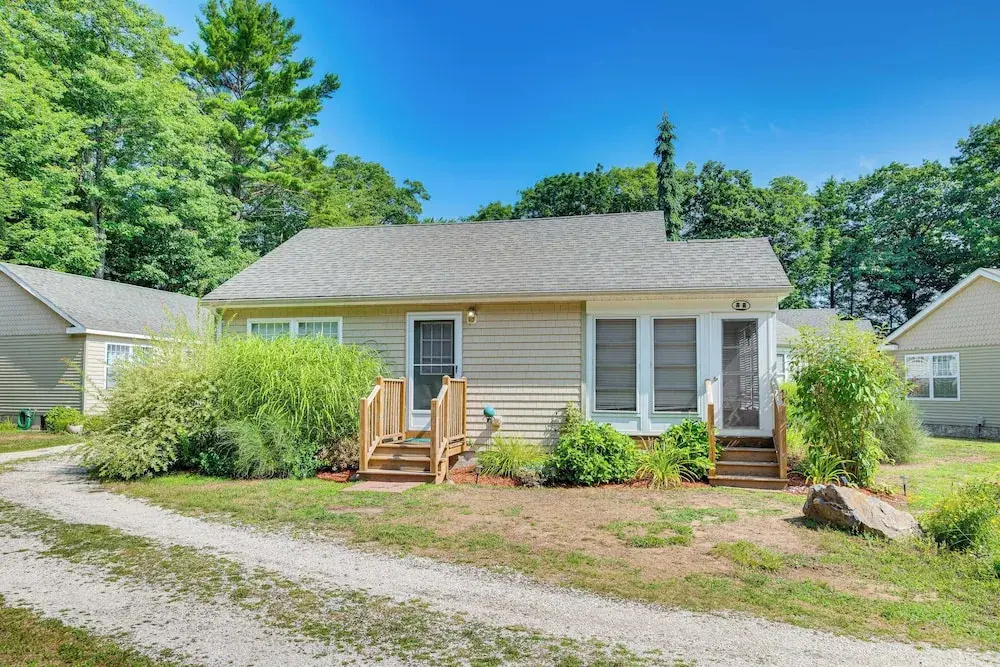 Charming Coastal Cottage w/ Pool Access!
