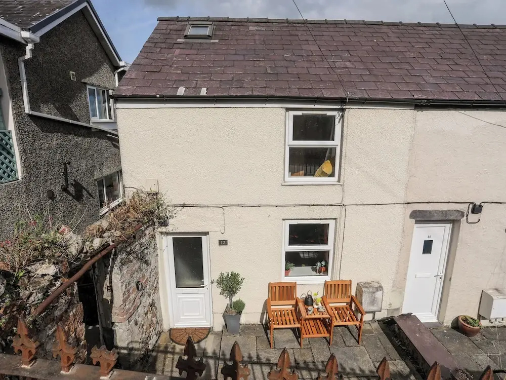 12 Brynffynnon
